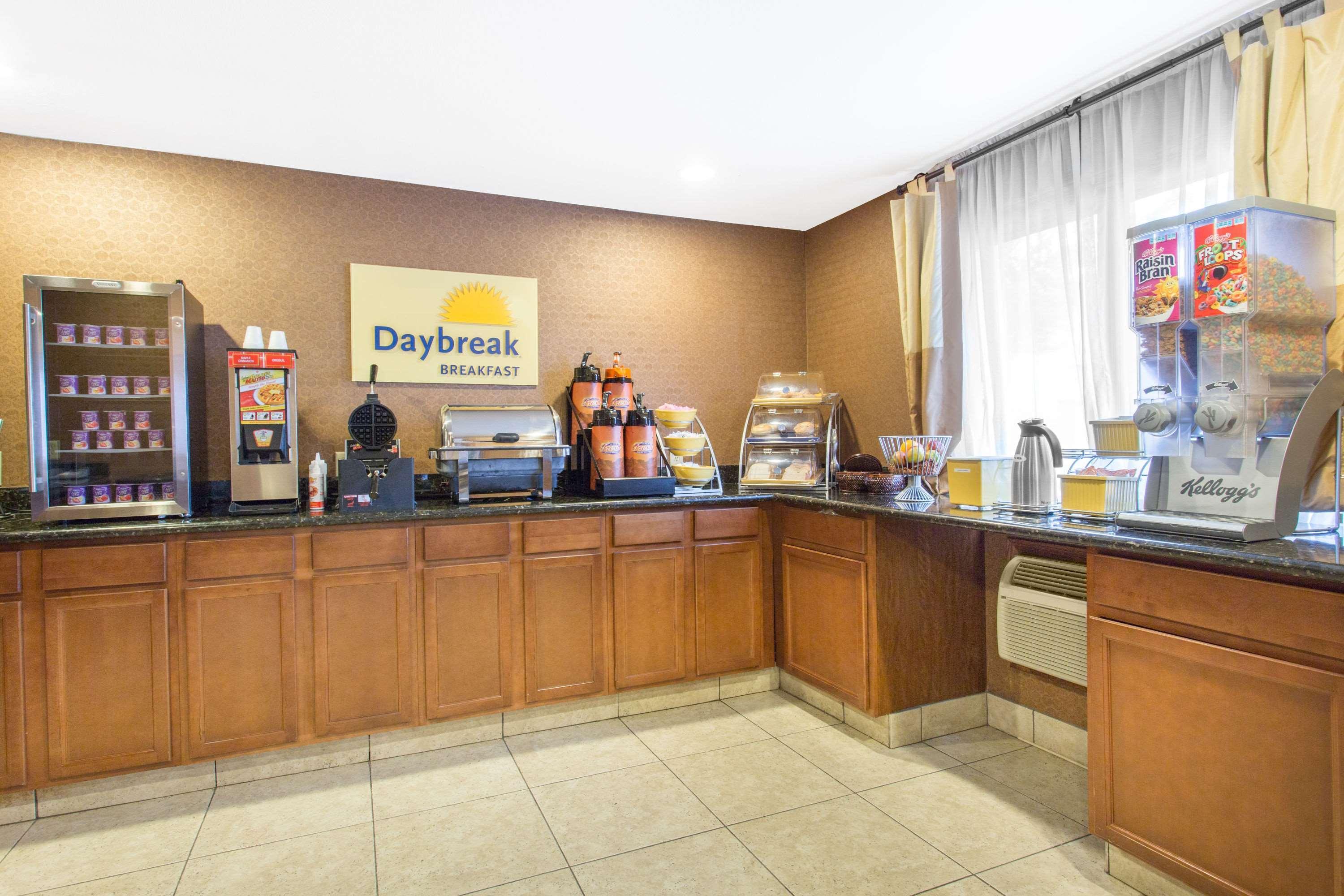 Days Inn & Suites By Wyndham Waterloo Eksteriør bilde